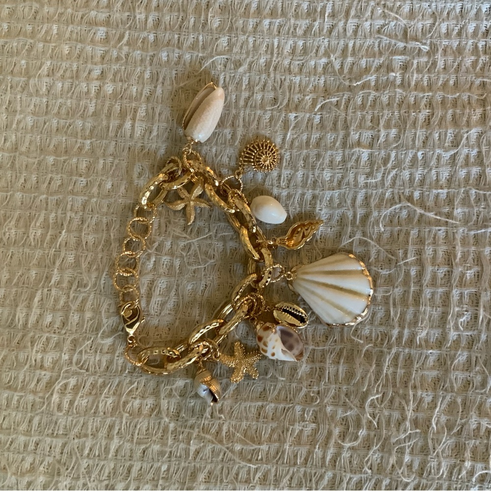 New Revolve x Ettika Mermaid Tears 18K Gold Plated Shell Beach Charm Bracelet - Picture 3 of 5
